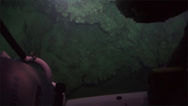 生活的潜艇在 300 米深度太平洋珊瑚礁珊瑚深海视角. — 图库视频影像