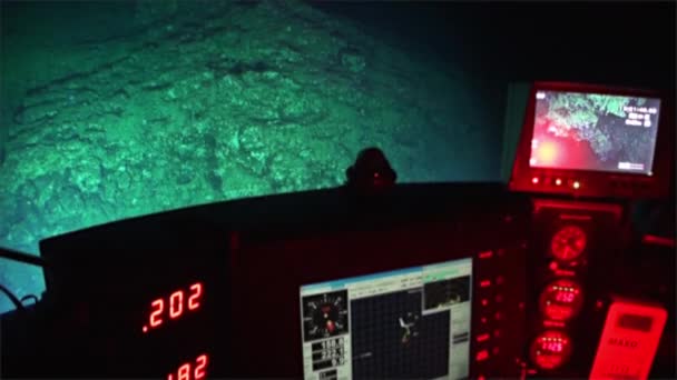 Vita delle barriere coralline vista sul mare profondo dal sottomarino a 300 m di profondità Oceano Pacifico . — Video Stock