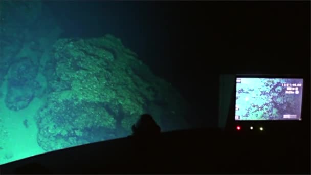 Submarino montañas de mar profundo vista del cañón desde el submarino en el océano Isla Cocos . — Vídeo de stock