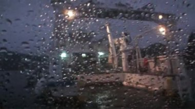 Sualtı denizaltı dönen insanlar hemen hemen Pasifik Okyanusu'nda gemi.