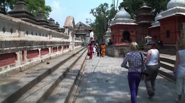 Mutlu insanlar sokaklarda Katmandu Nepal Durbar Meydanı'nda yürüyüş.