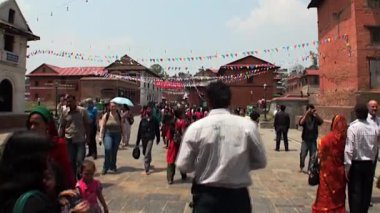 Yerliler Katmandu Nepal renkli sokak gitmek.