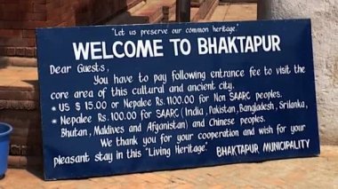 Tabela Bhaktapur Katmandu Nepal sokaklarında binanın merdivenlerinde.