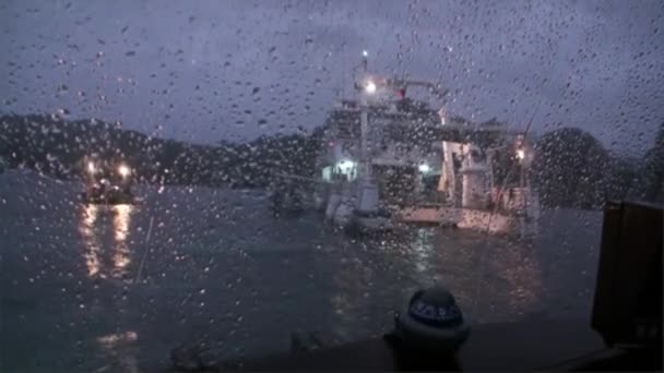 Des gens sur un sous-marin sous-marin retournent à bord d'un navire près de l'océan Pacifique . — Video