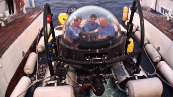 Mensen op het onderwater onderzeese terug te keren naar het schip van de Stille Oceaan. — Stockvideo