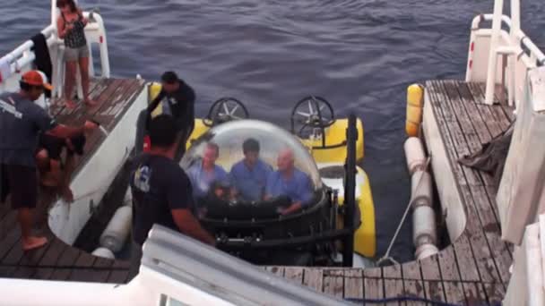Άνθρωποι στο υποβρύχιο υποβρύχιο επιστρέφοντας να στείλουν Ειρηνικό Ωκεανό. — Αρχείο Βίντεο