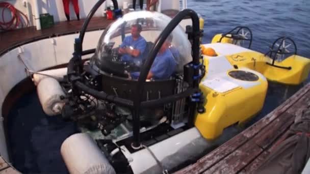 Menschen auf Unterwasser-U-Boot kehren zu Schiff Pazifik zurück. — Stockvideo