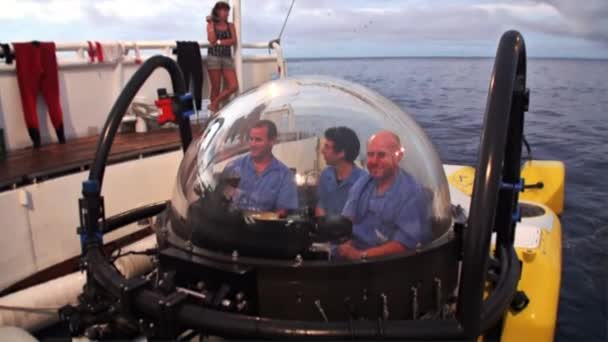 Άνθρωποι στο υποβρύχιο υποβρύχιο επιστρέφοντας να στείλουν Ειρηνικό Ωκεανό. — Αρχείο Βίντεο