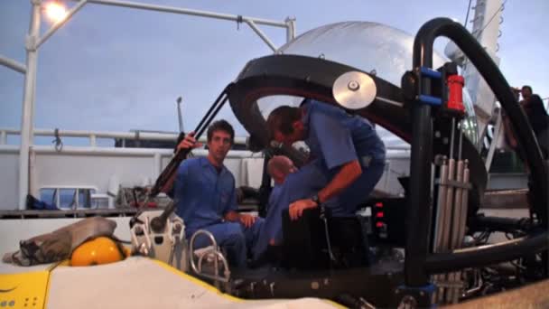 Des personnes sous-marines retournent à bord d'un navire dans l'océan Pacifique . — Video