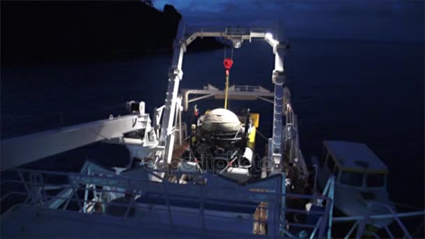 Onderzeeër wordt geladen op schip te krijgen 's nachts in de Stille Oceaan. — Stockvideo