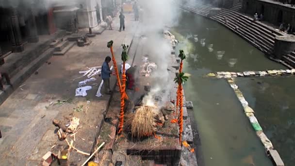 Процесс кремации мертвых. Традиции и обычаи местных жителей . — стоковое видео