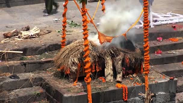 Процес спалювання мертвих. Традиції та звичаї місцевих жителів. — стокове відео