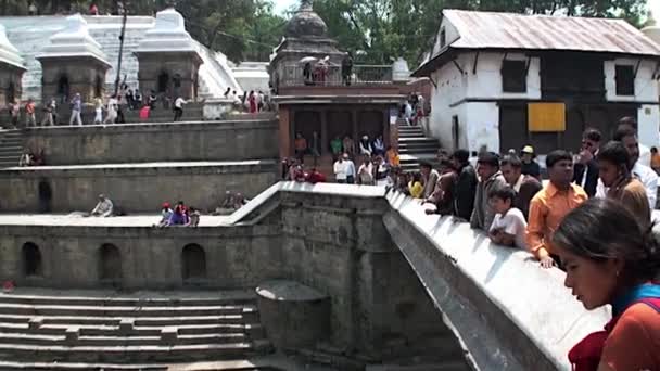 Penduduk setempat melihat sungai suci di jalan Kathmandu di Nepal . — Stok Video