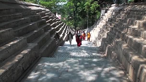 Los lugareños suben las escaleras del edificio en las calles de Katmandú en Nepal . — Vídeo de stock