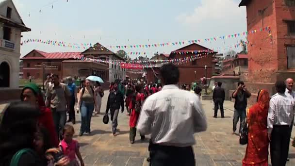 Los lugareños van por la colorida calle de Katmandú en Nepal . — Vídeos de Stock