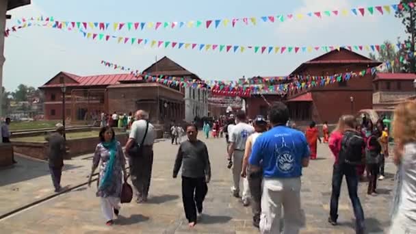 Туристи і місцеві жителі йти на барвисті вулиці Катманду в Непалі. — стокове відео