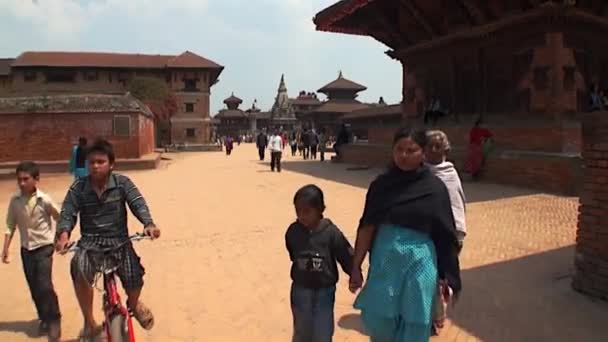 Місцеві жителі на фоні архітектури будівель на вулицях Катманду — стокове відео