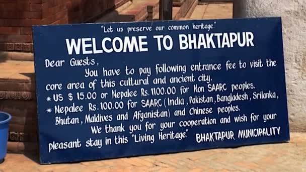 Πινακίδα Μπακταπούρ σχετικά με τα βήματα του κτιρίου στους δρόμους του Κατμαντού στο Νεπάλ. — Αρχείο Βίντεο