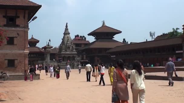 Locals on background of architecture and design of buildings of of Kathmandu — Stock Video