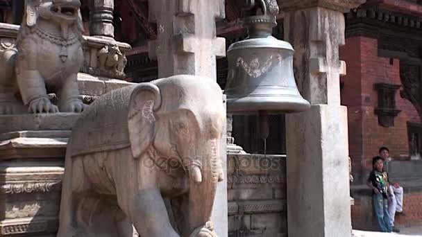 Posvátný chrám zvon na pozadí sloni Kathmandu v Nepálu. — Stock video