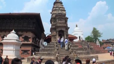 Tapınak merdivenlerde oturan turist. Kathmandu binaların mimari.