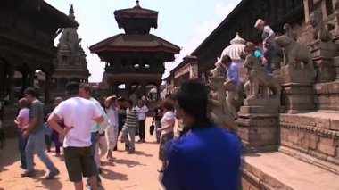İnsanlar merdivenlerden inip tapınağın Katmandu Nepal Durbar Meydanı'nda geliyor.
