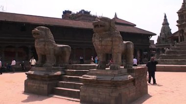 Taş aslanlar Katmandu Nepal Durbar Meydanı'nda sokaklarında yürüyün. Mimari.