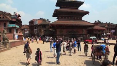 Mutlu insanlar Katmandu Nepal sokaklarında yürüyün. Durbar Meydanı.