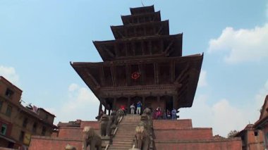 Turistler tapınağın yakınlarında. Katmandu Nepal binaların mimari