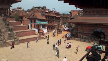 İnsanlar eski kare Kathmandu Nepal sokaklarında yürüyüş.