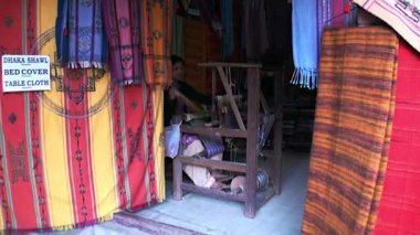 Kadın kumaş iplik uzattı. Katmandu Nepal el imalatında.