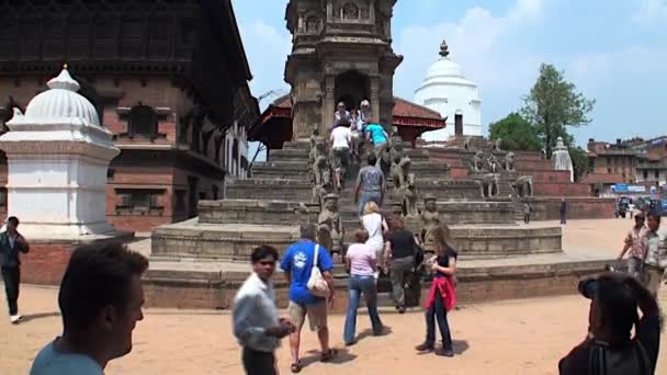 Touristen klettern auf die Treppen des Tempels. Architektur von Gebäuden in Kathmandu. — Stockvideo