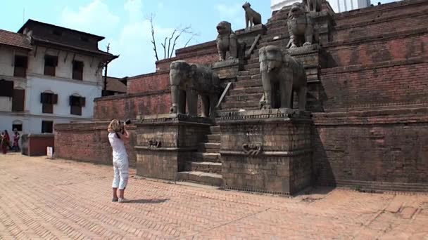 Mädchen fotografiert die Elemente der Architektur im Kathmandu Nepal Durbar Square — Stockvideo