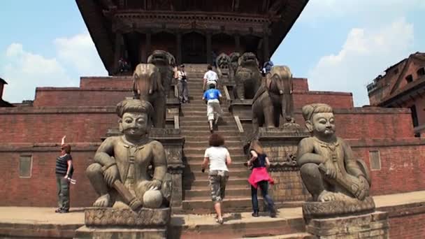 游客走在尼泊尔加德满都寺楼梯. — 图库视频影像
