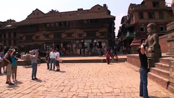 Turistas e moradores locais na praça perto de edifícios históricos. Arquitetura e design . — Vídeo de Stock