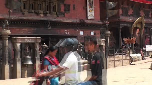 Touristen auf dem Platz in der Nähe des historischen Tempels. Architektur von Gebäuden in Kathmandu. — Stockvideo
