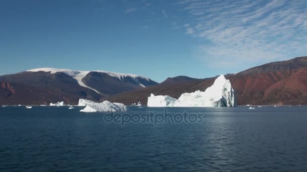Arc du brise-glace Le navire brise la glace. Vue du dessus . — Video