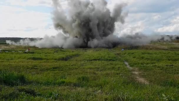 Cascadeur en feu pendant le tournage de l'explosion — Video