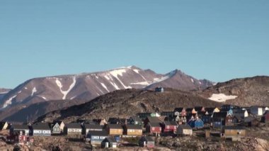 Küçük şehir dağlarda ve Grönland Kuzey Buz Denizi kıyısında