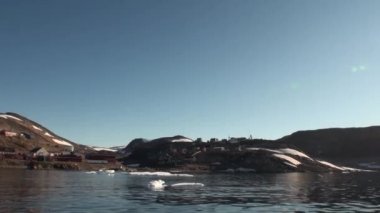 Dağların kıyısında Grönland Kuzey Buz Denizi, ilçede.