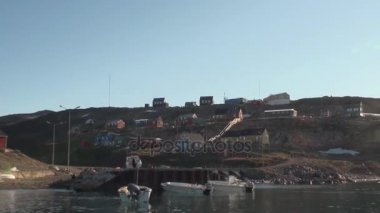 Sakin kasaba dağlarda ve Grönland Kuzey Buz Denizi kıyısında.