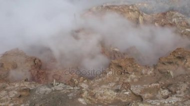 Geysers dağ Grönland Arktik Okyanusu kıyısında sıcak yüzey.