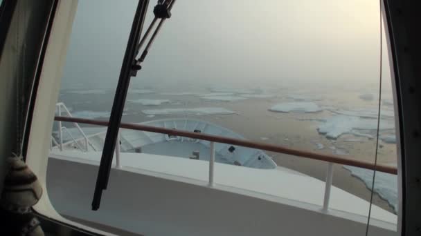 Schip drijft in de Noordelijke IJszee op achtergrond van ijs van Groenland. — Stockvideo