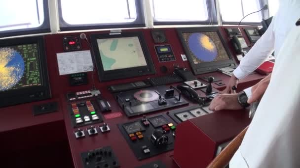Dispositivos do navio de controlo na cabina do capitão. Fechar. . — Vídeo de Stock