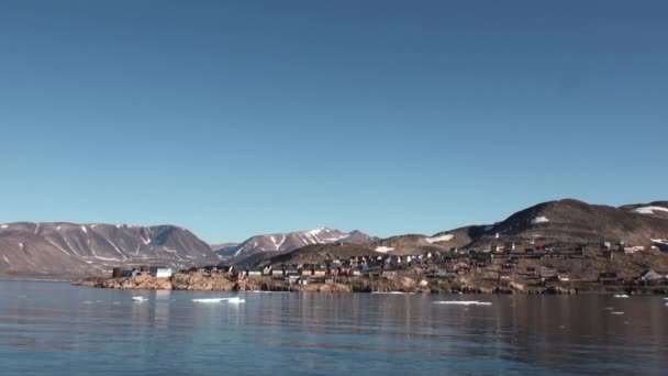 Piccola città in Groenlandia nell'Oceano Artico . — Video Stock