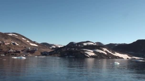 Small city of Greenland in the Arctic Ocean. Zoom out. — Stock Video