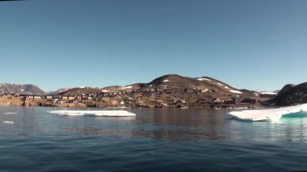 Yerleşim Grönland Kuzey Buz Denizi kıyısında dağlarda. — Stok video