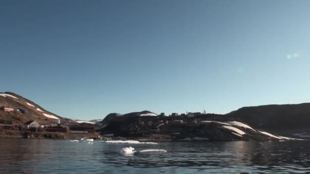 Township in mountains on the shores of of Greenland Arctic Ocean. — Stock Video