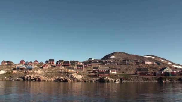 Small city in Greenland in the Arctic Ocean. Zoom out. — Stock Video