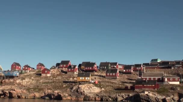 Location in the mountains on the shores of of Greenland Arctic Ocean. — Stock Video